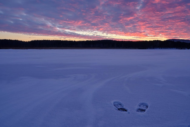 Foto schönes bild eines gefrorenen sees vor dem himmel bei sonnenuntergang