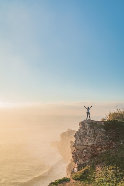 Foto schönes bild von einer frau auf einem felsen gegen den himmel beim sonnenuntergang