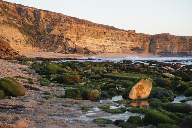 Foto schönes bild von felsen am meer gegen den himmel