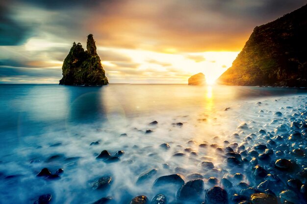 Foto schönes bild von felsen im meer gegen den himmel beim sonnenuntergang