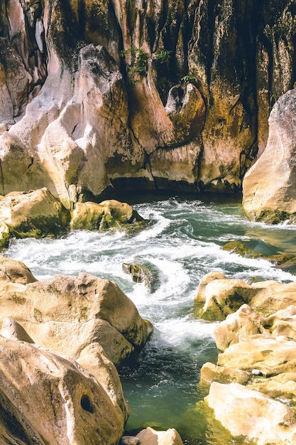 Foto schönes bild von felsen im meer