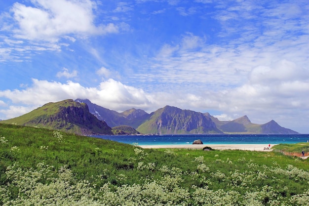 Foto schönes bild von land und bergen gegen den himmel