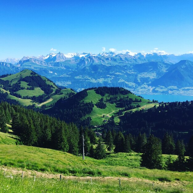 Foto schönes bild von landschaft und bergen gegen den himmel