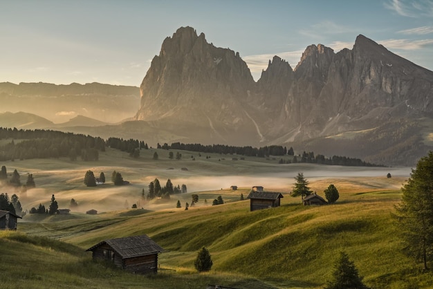 Schönes Bild von Landschaft und Bergen gegen den Himmel