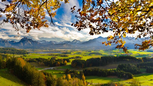 Schönes Bild von Landschaft und Bergen gegen den Himmel