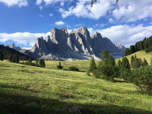 Schönes Bild von Landschaft und Bergen gegen den Himmel