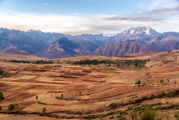 Schönes Bild von Patchwork-Landschaft gegen Berge im Urubamba-Tal