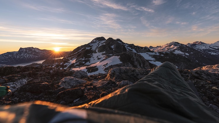 Foto schönes bild von schneebedeckten bergen gegen den himmel bei sonnenuntergang