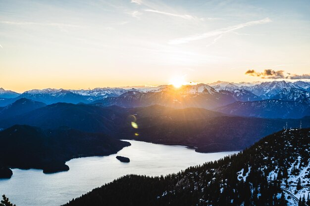 Foto schönes bild von schneebedeckten bergen gegen den himmel bei sonnenuntergang