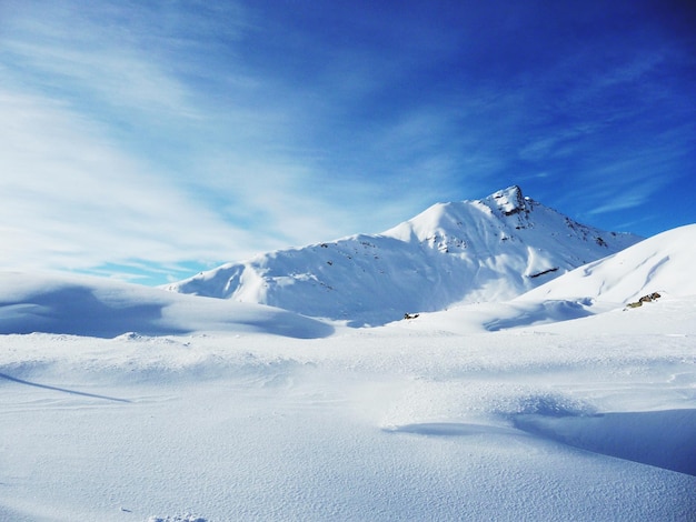 Schönes Bild von schneebedeckten Bergen gegen den Himmel im Winter