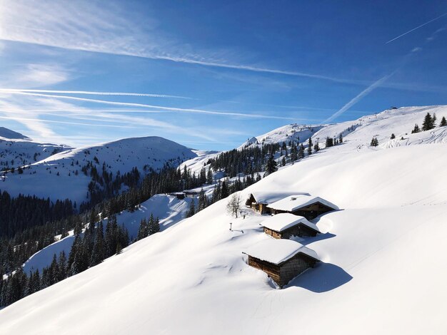 Foto schönes bild von schneebedeckten bergen vor blauem himmel