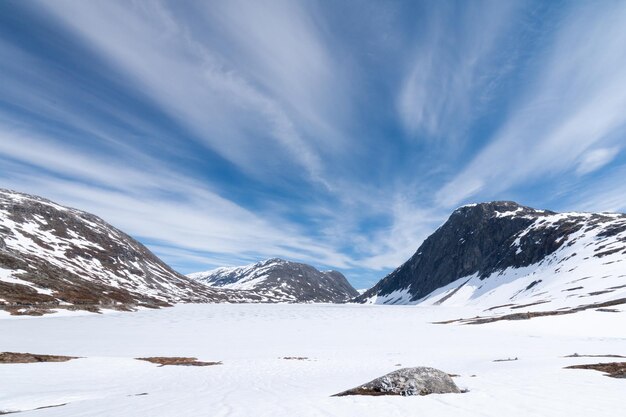 Schönes Bild von schneebedeckten Bergen vor einem bewölkten Himmel