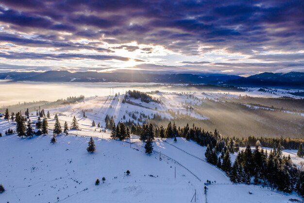 Schönes Bild von schneebedeckter Landschaft vor dem Himmel