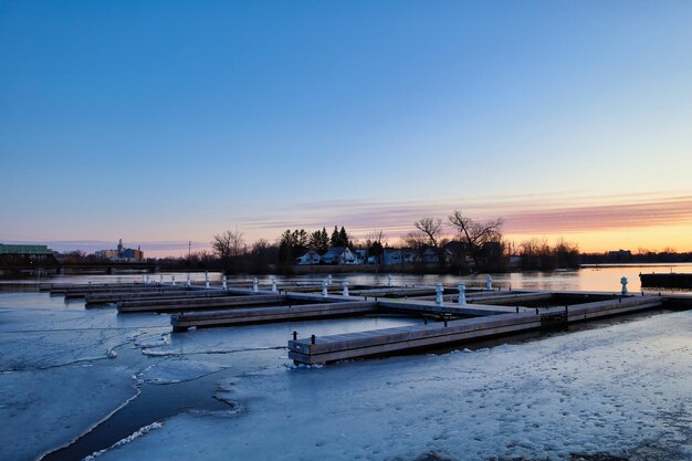 Foto schönes bild von schneebedeckter landschaft vor klarem himmel bei sonnenuntergang