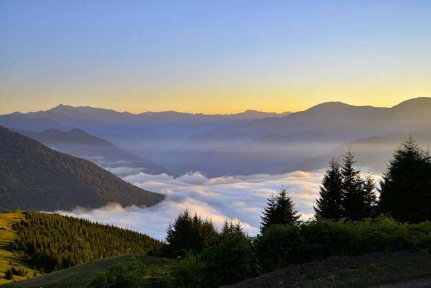 Schönes Bild von Wolkenlandschaften inmitten von Bergen bei Sonnenuntergang