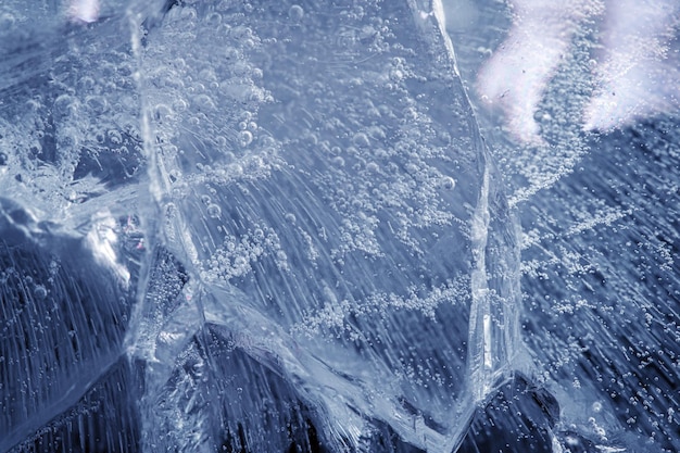 Schönes blaues Eis mit Rissen. frostiger Hintergrund