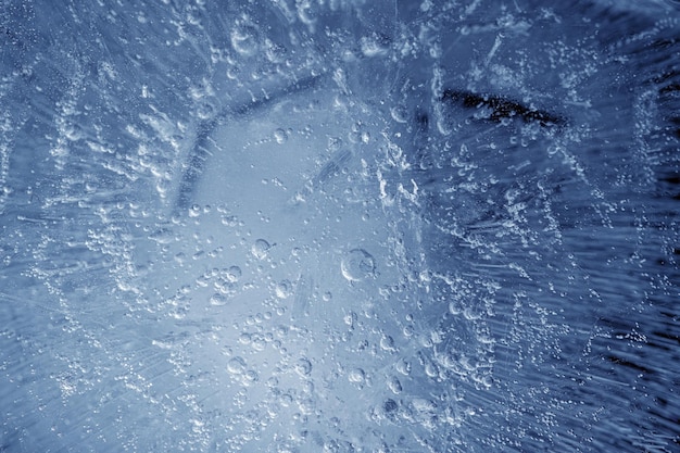 Schönes blaues eis mit rissen. frostiger hintergrund