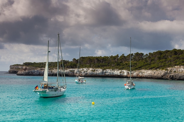 Schönes blaues klares Meerwasser in Mallorca Spanien-Seestrandlandschaft