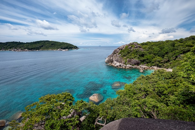 Schönes blaues Meer mit dem Himmel auf Standpunkt in Similan-Insel