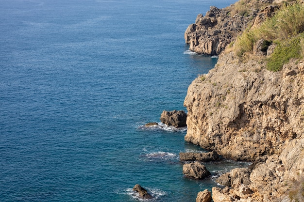 Schönes blaues Meer und Felsen