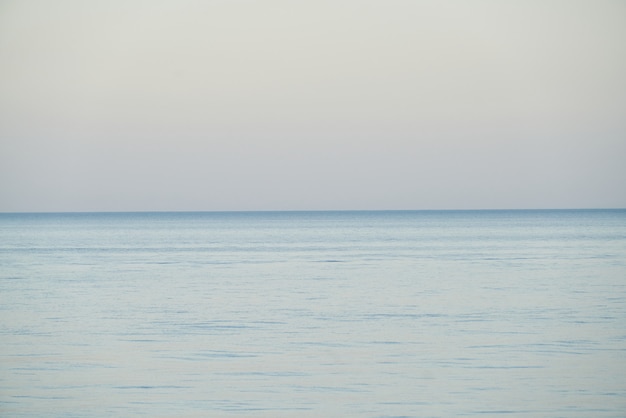 Schönes blaues Meer und Himmel