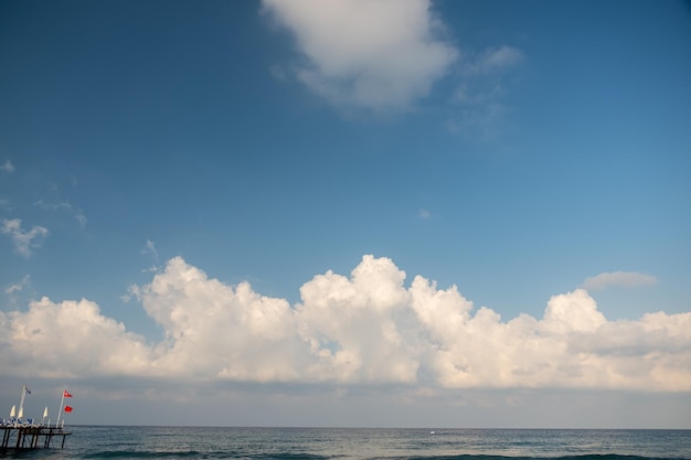 Schönes blaues Meer und Wolken