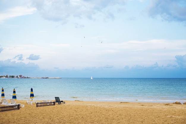 Schönes blaues Meer