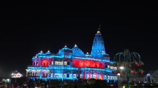 Schönes blaues rosa Licht leuchtendes Bild von Prem Mandir