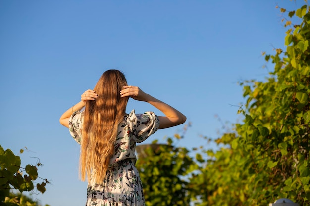 schönes blondes Mädchen mit langen lockigen Haaren. Weiblichkeit und Sinnlichkeit. Werbefoto a