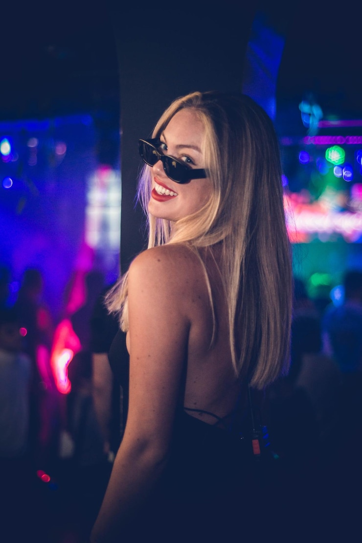 Foto schönes blondes model mit sonnenbrille.