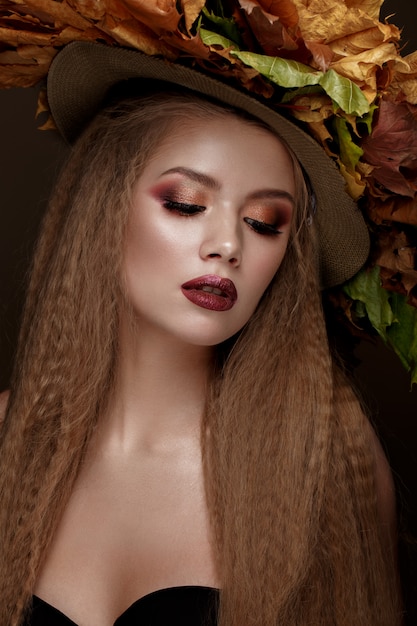 Schönes blondes Modell im Herbsthut