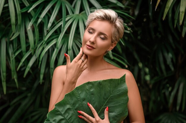 Schönes blondes Modell mit geschlossenen Augen