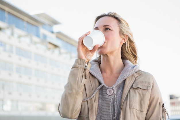 Schönes blondes Trinken der Wegwerfschale