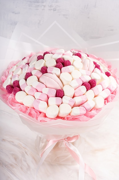 Schönes Bouquet bestehend aus Marshmallows und Himbeeren.