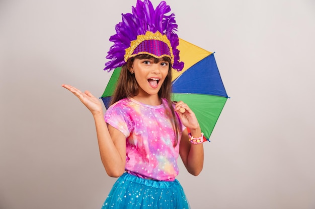 Schönes brasilianisches Mädchen gekleidet für Karneval in Brasilien Nahaufnahmefoto mit Frevo-Regenschirm