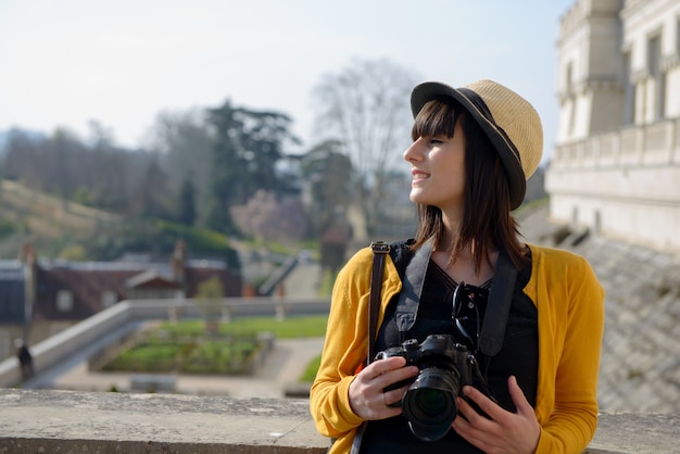 Schönes brünettes Mädchen mit Kamera, die französische Stadt, Pau besucht