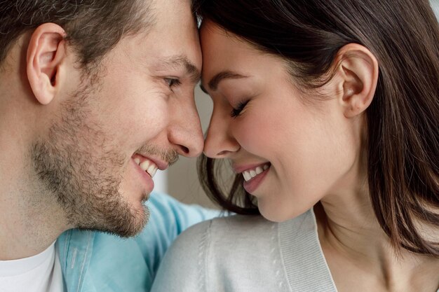 Foto schönes brünettes mädchen und mann schauen einander in die augen, das konzept von zärtlichkeit und zuneigung