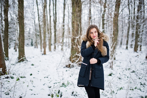 Schönes Brunettemädchen in der warmen Kleidung des Winters. Modell auf Winterjacke.