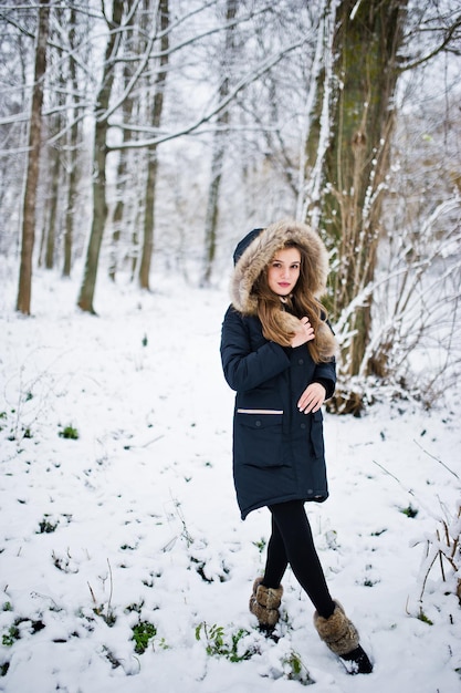 Schönes Brunettemädchen in der warmen Winterkleidung Modell auf Winterjacke