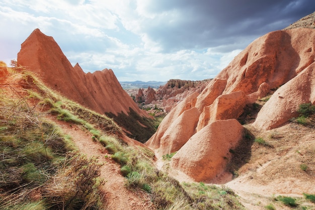 Schönes Cappadocia auf des blauen Himmels mit weißem Cl