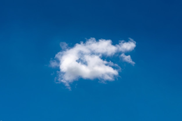 Schönes cloudscape der Natur einzelne weiße Wolke auf Hintergrund des blauen Himmels