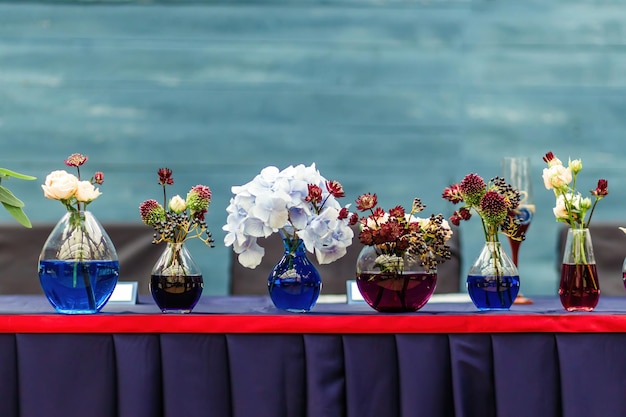 Schönes Dekor bei der Hochzeit Blumen stehendes Brett ist in türkiser Farbe gemalt