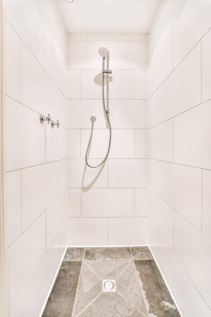 Schönes Design der Duschkabine mit weißen Fliesen