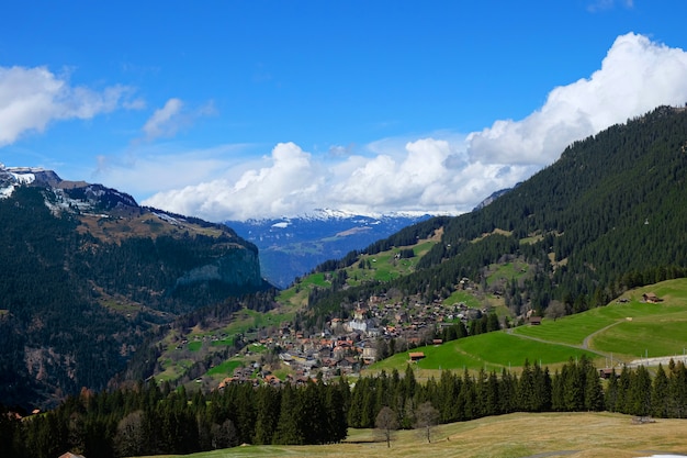 Schönes Dorf im schönen Berg, Schweiz