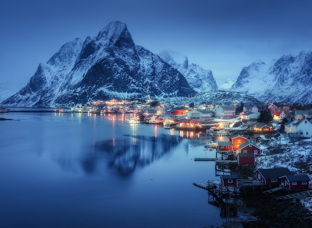 Schönes Dorf in der Nacht in Norwegen