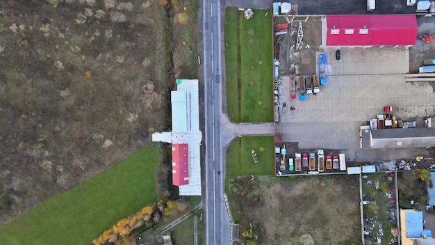 Schönes Dorfhaus in einem kleinen Dorf in der oberen Luftaufnahme kleines grünes Dorf von oben mit Feldern