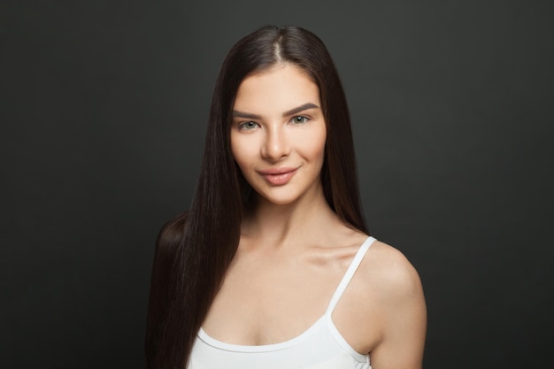Schönes, dunkelhaariges Model-Gesichtsporträt Elegante, attraktive Frau