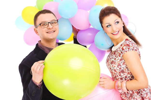 Schönes elegantes junges Paar mit bunten Ballons