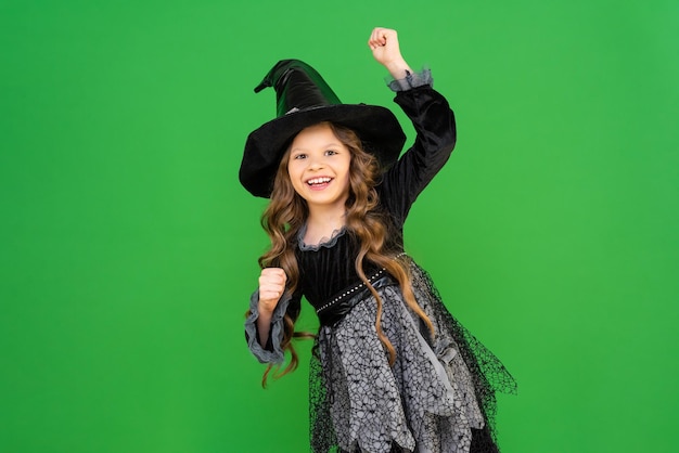 Schönes Feenkostüm für Halloween Das Mädchen trug ein Zaubererkostüm für den Feiertag Ein Zaubererkostüm