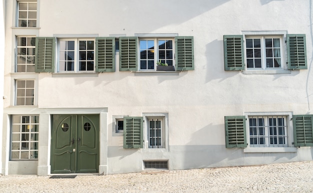 schönes Fenster an der Wand